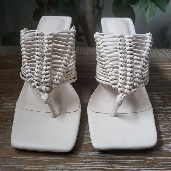 NWT Gabrielle Union Women's Evianna White Weave Thong Slip On Sandal Size 6 - Picture 3 of 11